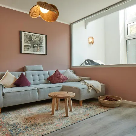 With A Fireplace Just 10 Minutes From The Beach 펜션