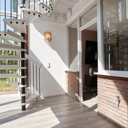With A Fireplace Just 10 Minutes From The Beach 펜션