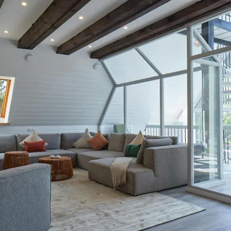 With A Fireplace Just 10 Minutes From The Beach 펜션